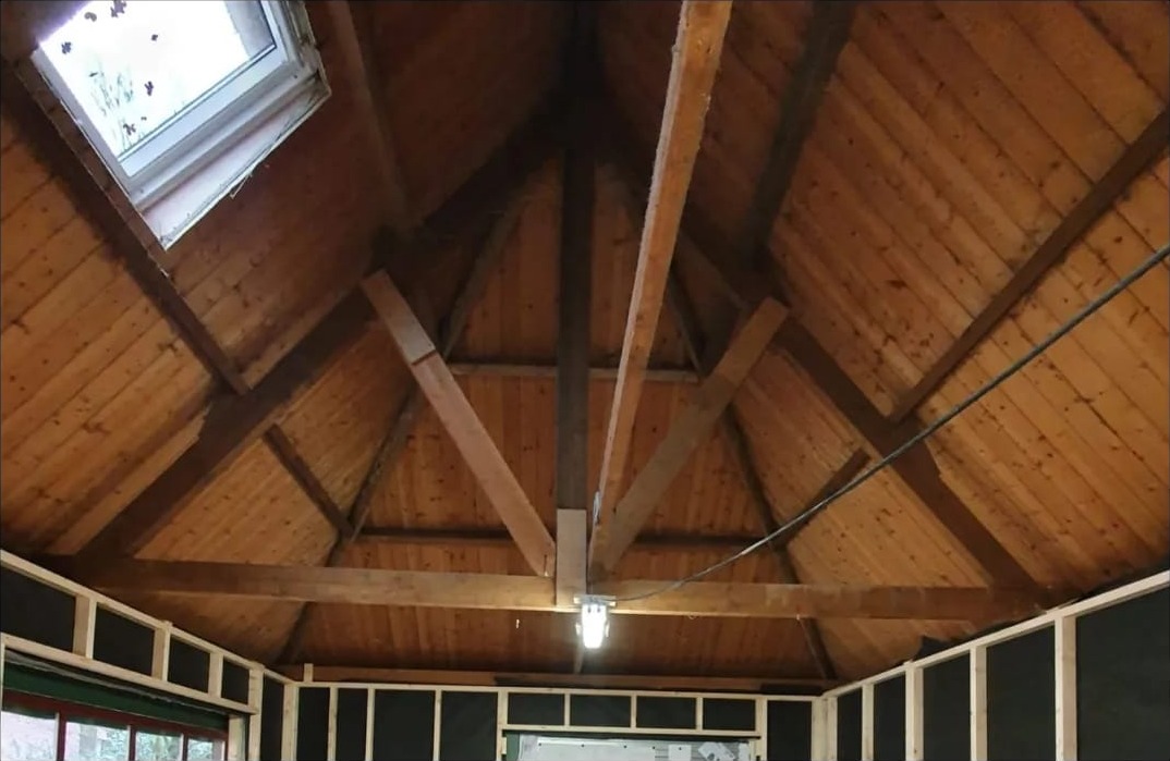 Houten schilddak met zware spanten en een dakraam, voor de afwerking